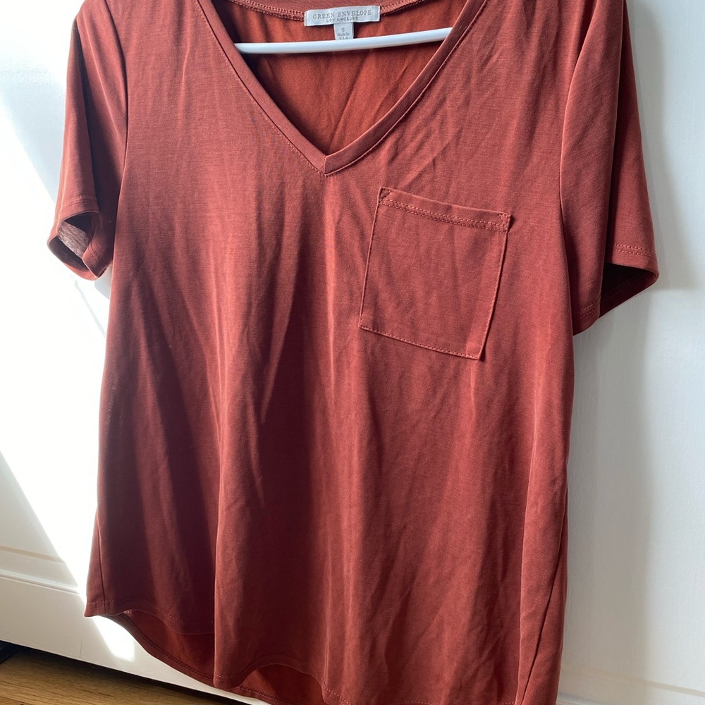 Women's Rust V-Neck Pocket Tee